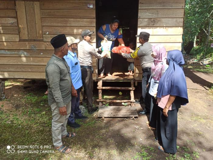 Kamis Barokah, Polsek Merbau Ulurkan Bantuan kepada Dua Balita Stunting di Mekarsari